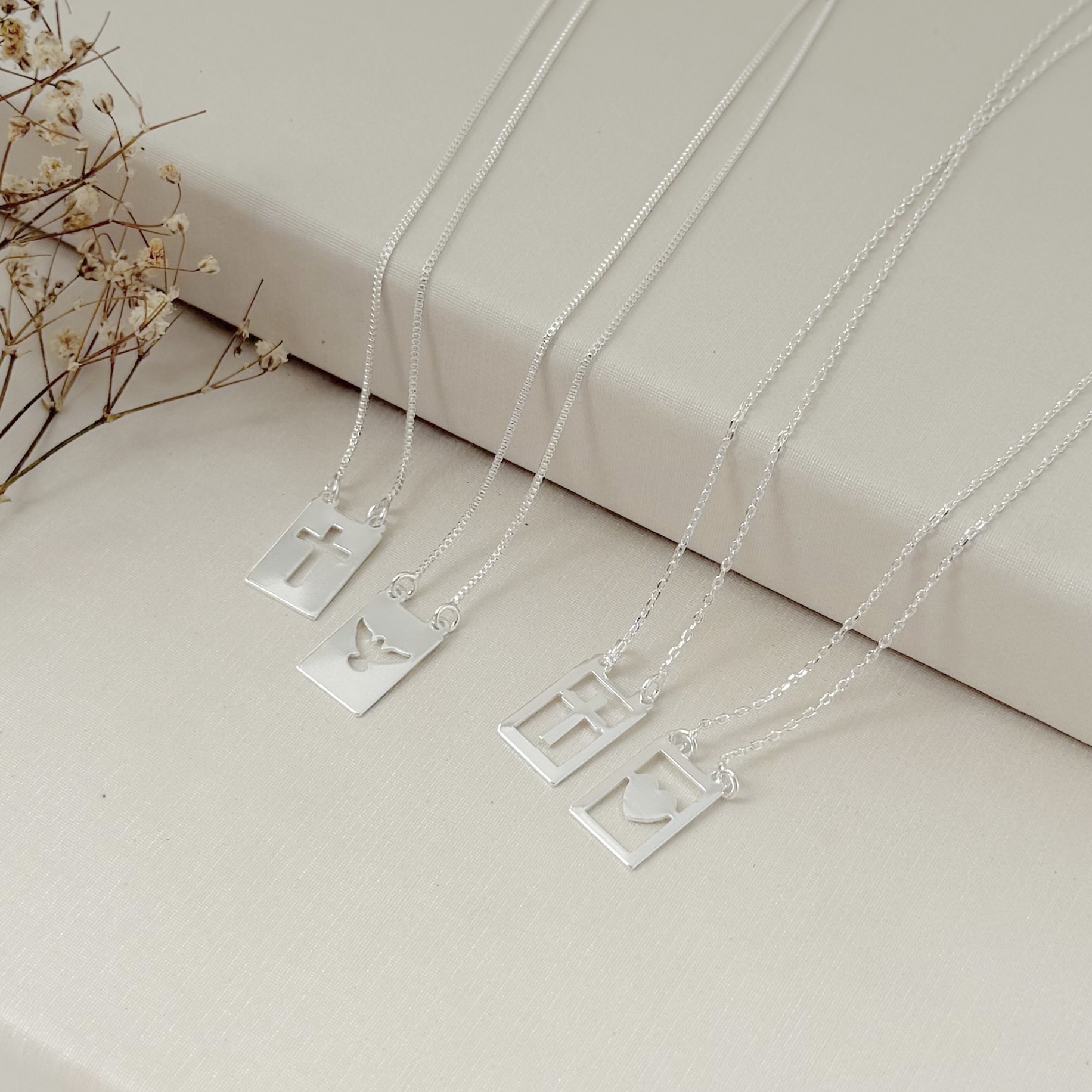 09.2408.0.S - (64) Escapulario 15mm com cruz e coração vazados lisos em borda larg