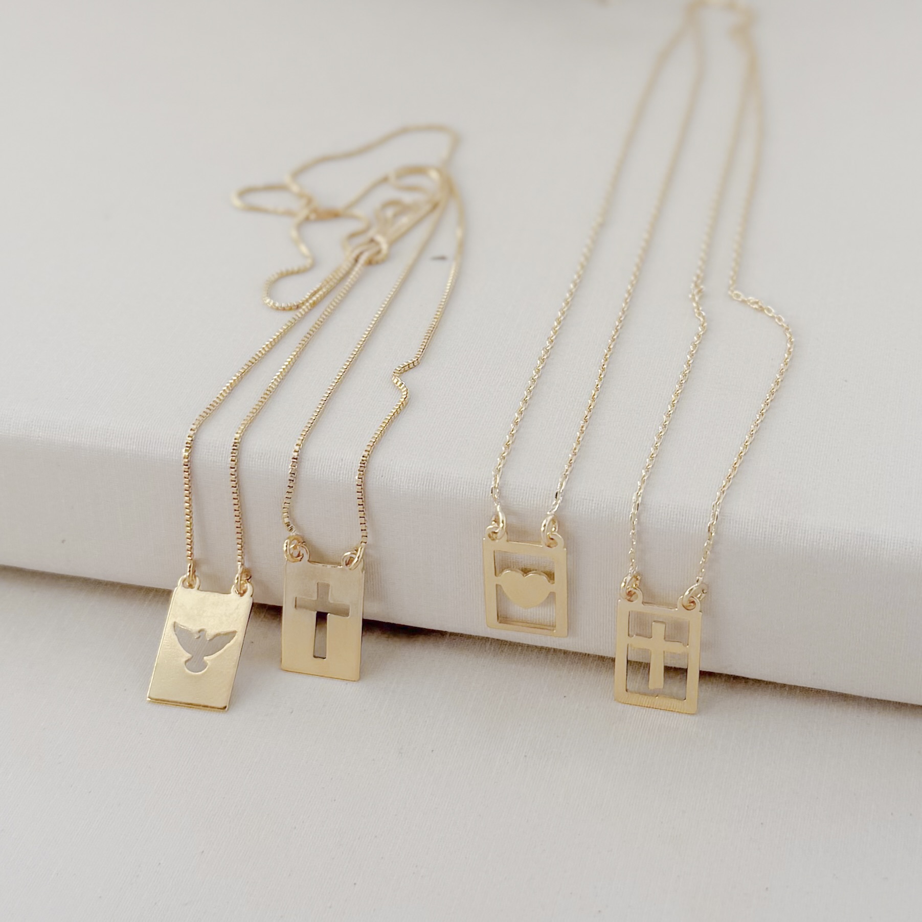 09.2409.0.O - (64) Escapulario de 15mm com espirito santos e cruz entalhadas em chapa lisa