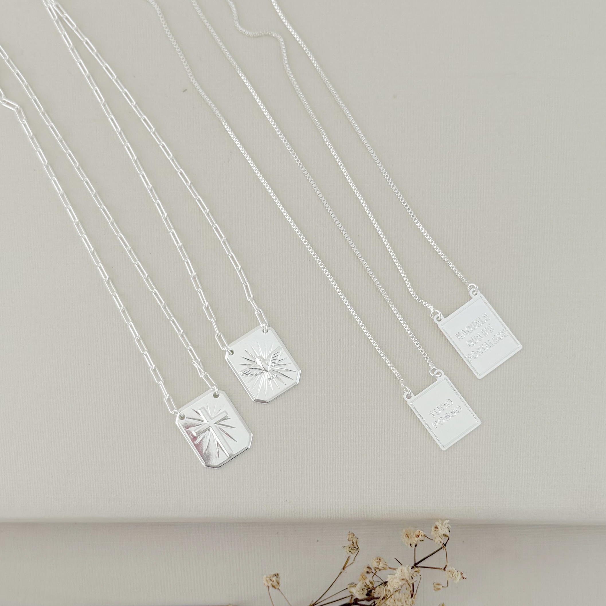 09.2415.0.S - (64) Escapulario de 15mm em veneziana com escrita Tudo Posso - Naquele que me Fortalece