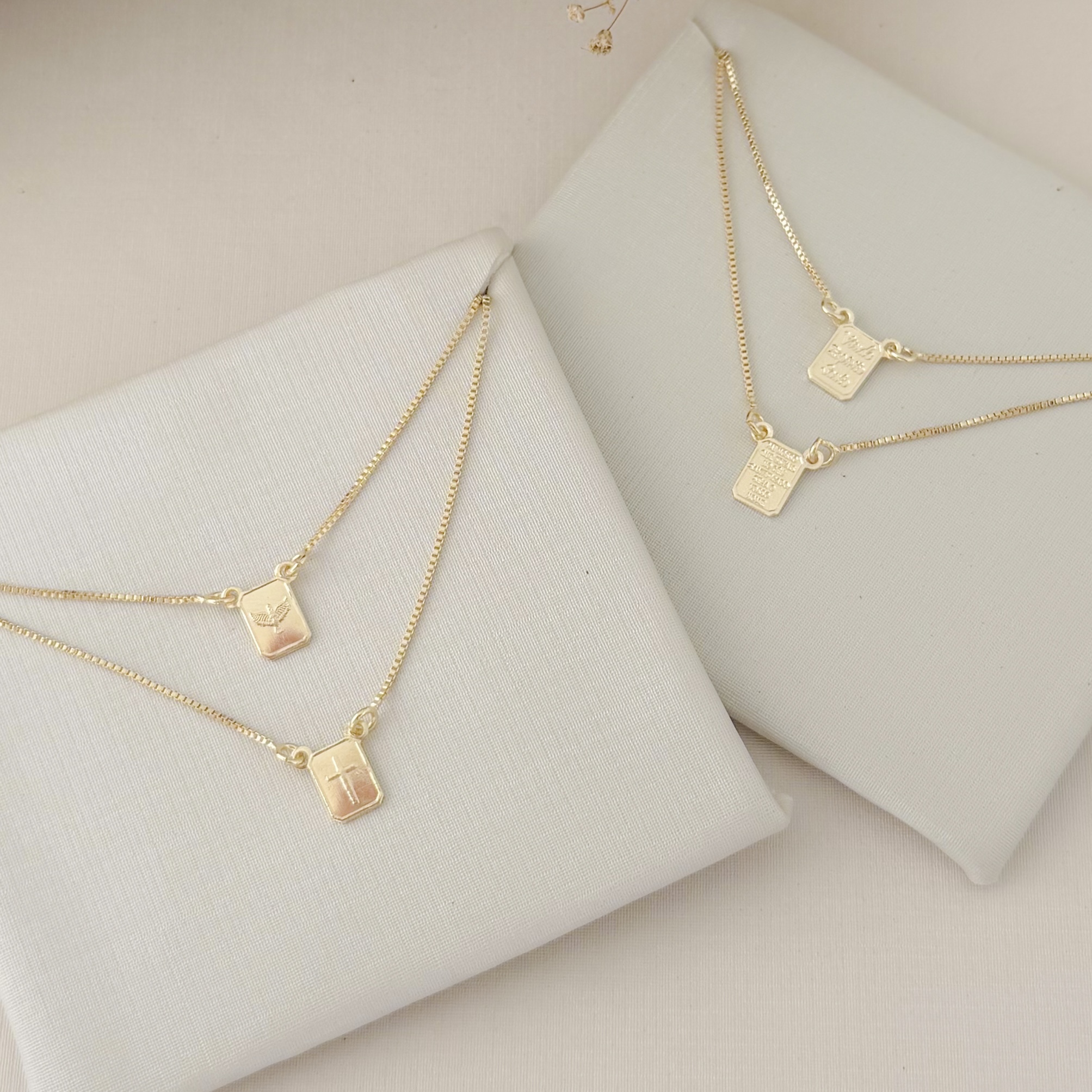 09.2416.0.O - (60) Escapulario de 14mm em corrente cartier de imagem cruz e espirito santo