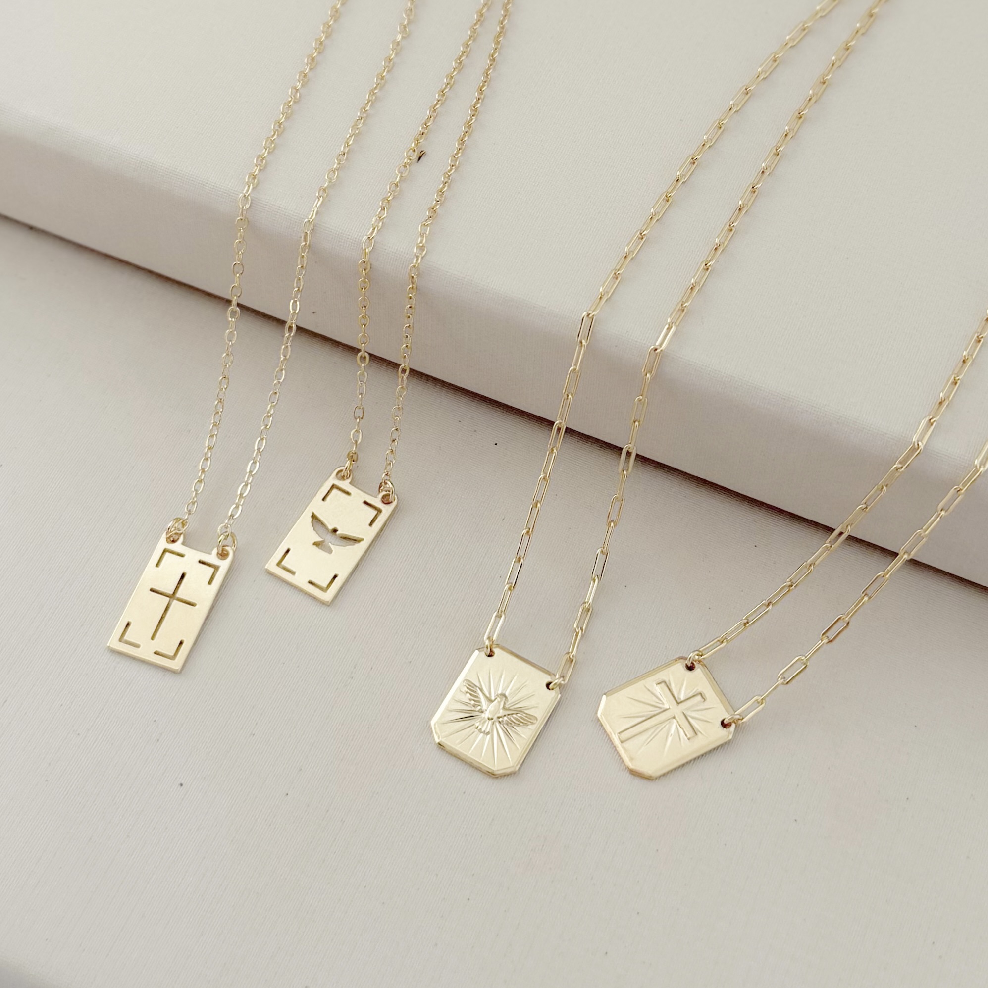 09.2419.0.O - (60) Escapulario de 16mmem corrente americana com imagens de cruz e espírito santo entalhados