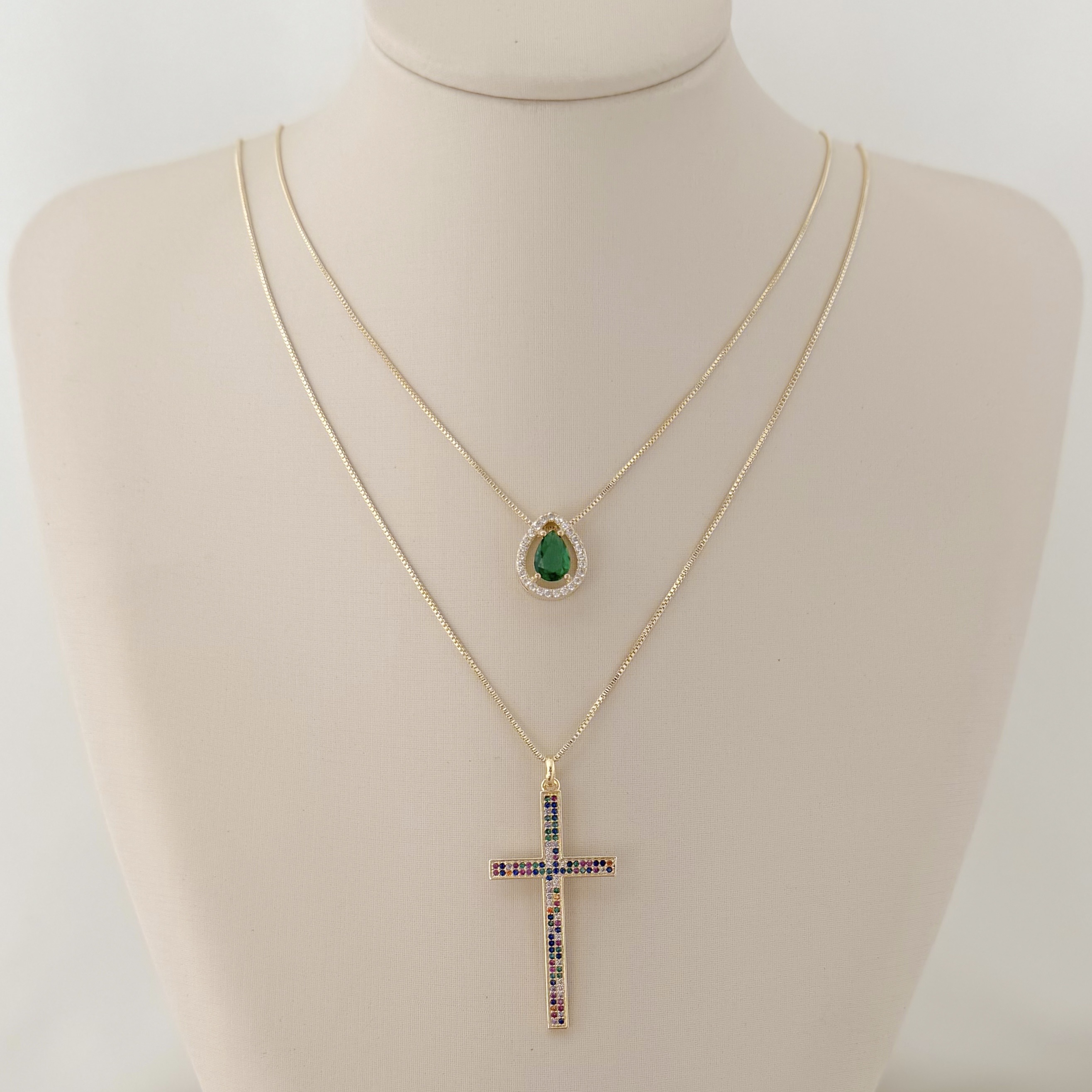 09.2420.5.O - (45) Colar veneziana com pingente de gota central e uma coluna de aura espaçada