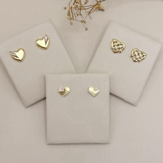 07.2786.1.O - Brinco de coração liso com detalhe de zircônia navete na lateral.