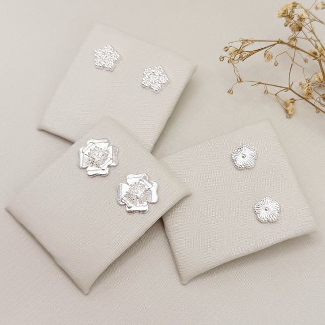 07.2780.1.S - Brinco estrela de cinco pontas cravejada com bordas pontilhadas