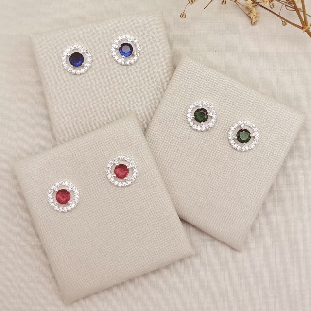 07.2778.6.S - Brinco redondo com ponto de luz no centro e borda cravejada espaçada.