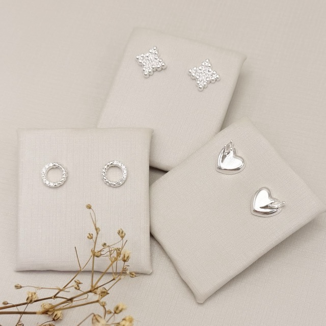 07.2783.1.S - Brinco silhueta redondo / círculo, metade torcido croissant e metade cravejado