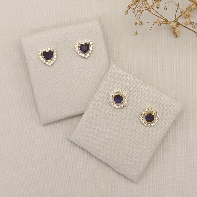 07.2784.4.O - Brinco de coração solitário no centro e borda cravejada espaçada.