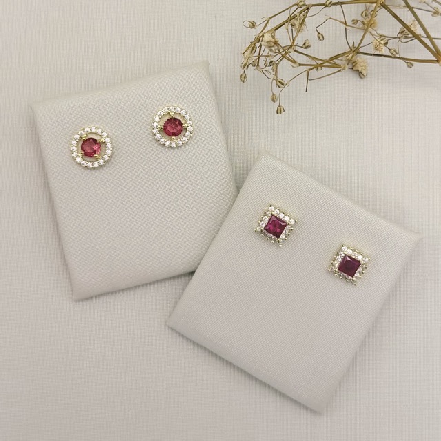 07.2776.6.O - Brinco quadrado com zircônia no centro e borda cravejada modelo spike.