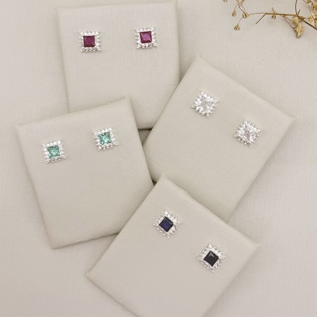 07.2776.6.S - Brinco quadrado com zircônia no centro e borda cravejada modelo spike.