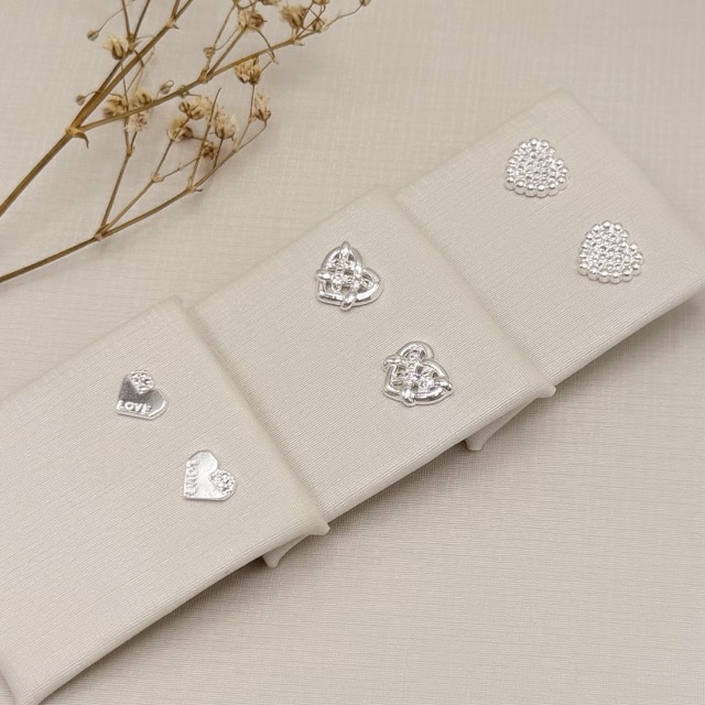 07.2773.1.S - Brinco coração lapidado, com detalhes cravejados e escrito LOVE.