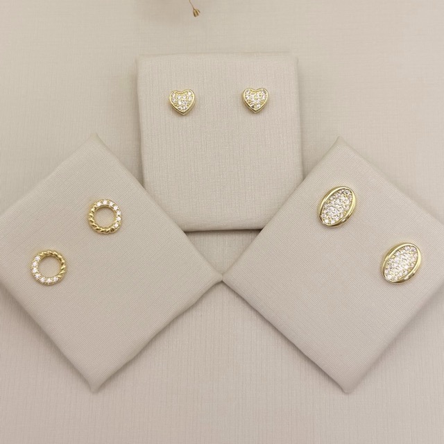 07.2774.1.O - Brinco oval com centro côncavo e cravejado e borda lisa.