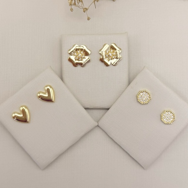 07.2775.1.O - Brinco flor quatro pétalas grandes e duas pétalas pequenas, centro em zircônias em alto relevo.