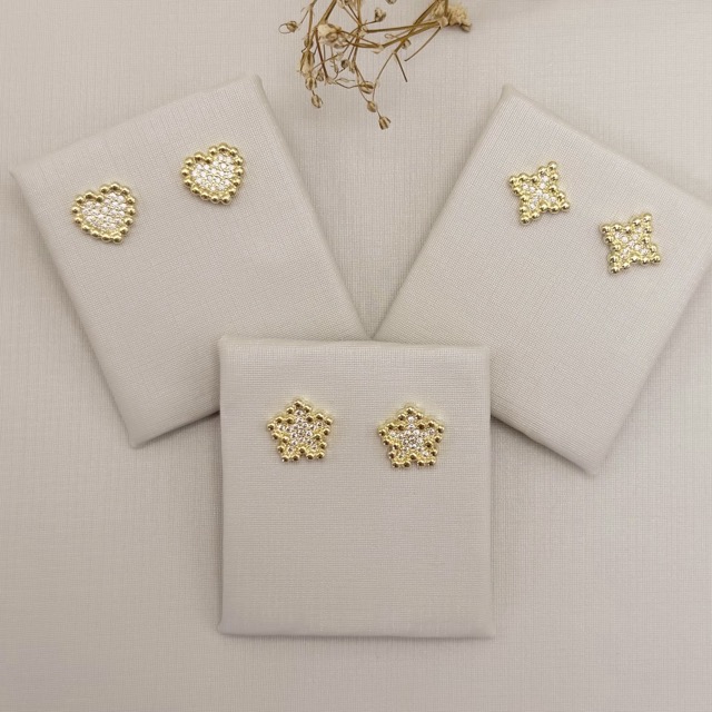 07.2782.1.O - Brinco estrela de quatro pontas com bordas pontilhadas.