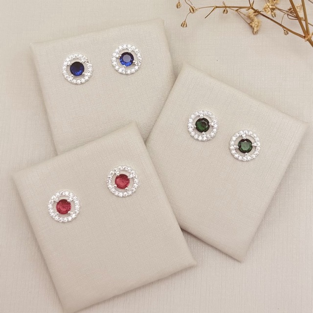 07.2778.4.S - Brinco redondo com ponto de luz no centro e borda cravejada espaçada.