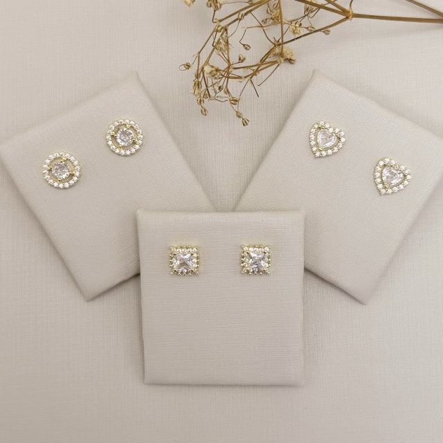 07.2776.1.O - Brinco quadrado com zircônia no centro e borda cravejada modelo spike.