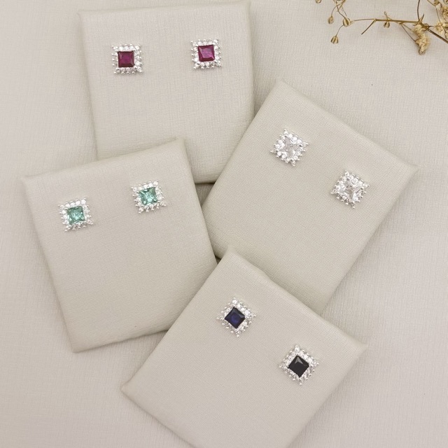 07.2776.1.S - Brinco quadrado com zircônia no centro e borda cravejada modelo spike.