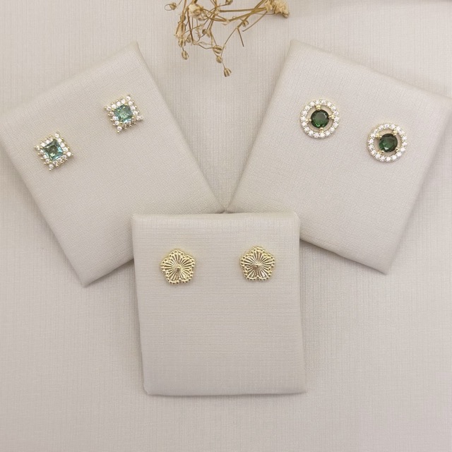 07.2788.0.O - Brinco de flor lapidada com borda pontilhada.