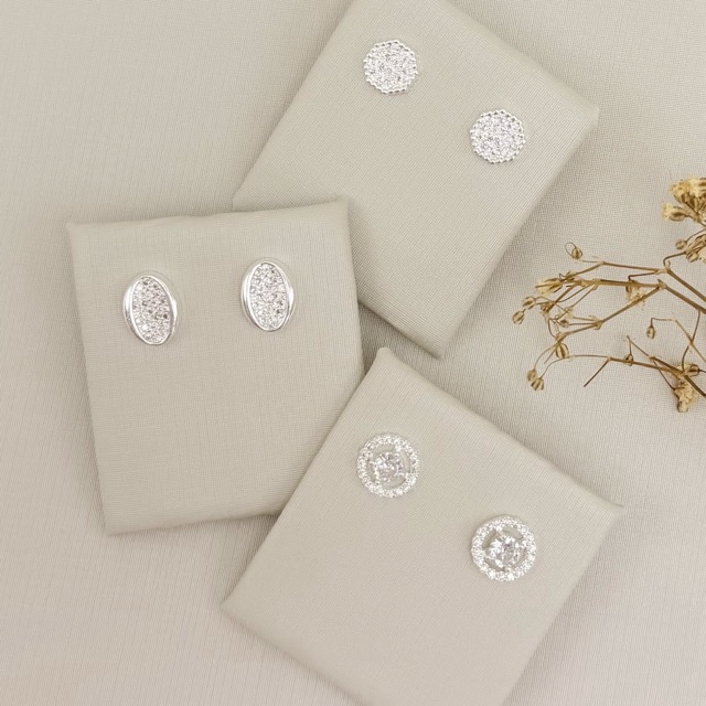 07.2778.1.S - Brinco redondo com ponto de luz no centro e borda cravejada espaçada.