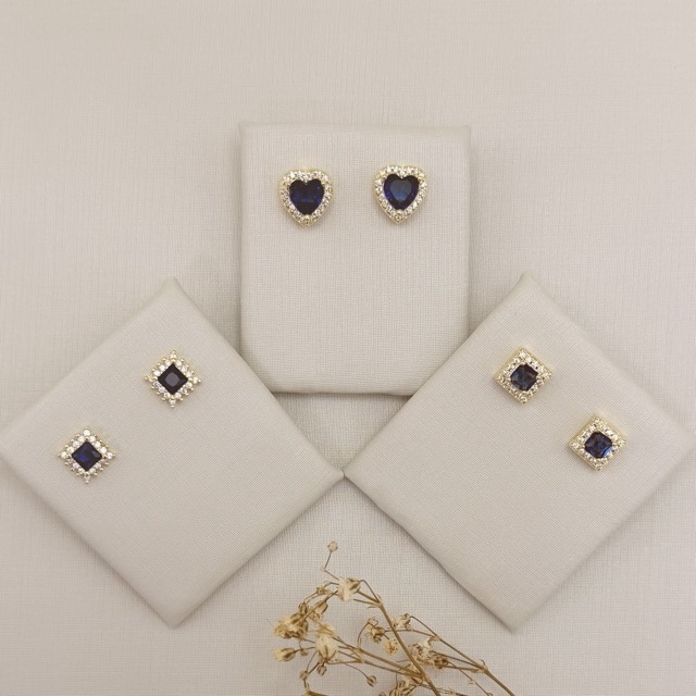 07.2789.4.O - Brinco quadrado no centro com borda cravejada