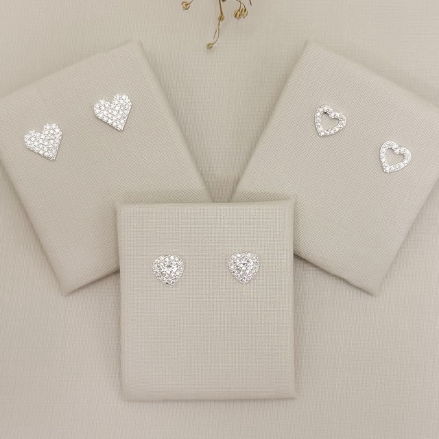 07.2801.1.S - Brinco coração no centro e borda cravejada.