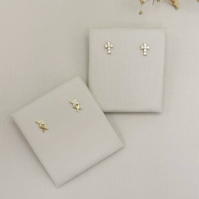 07.2799.1.O - Brinco mini cruz cravejada 7x5mm