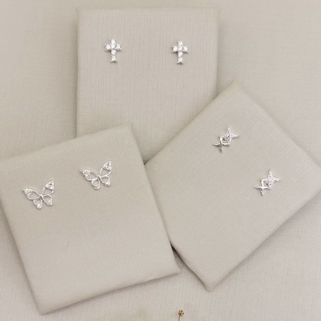 07.2799.1.S - Brinco mini cruz cravejada 7x5mm