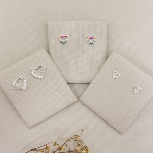 07.2796.1.S - Brinco silhueta de coração com zircônias espaçadas.