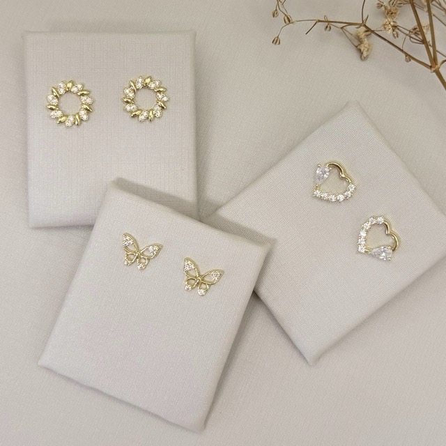 07.2797.1.O - Brinco silheta borboleta com zircônia nas pontas das asas.