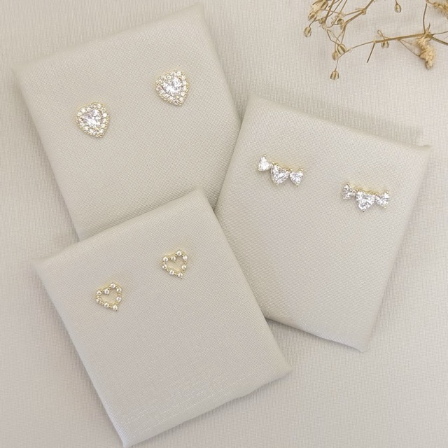 07.2794.1.O - Brinco mini ear-cuff com três corações de zircônia.