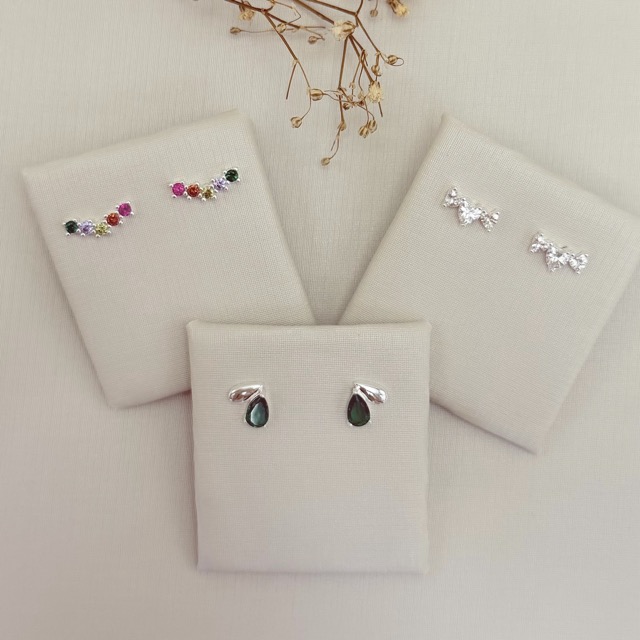 07.2794.1.S - Brinco mini ear-cuff com três corações de zircônia.