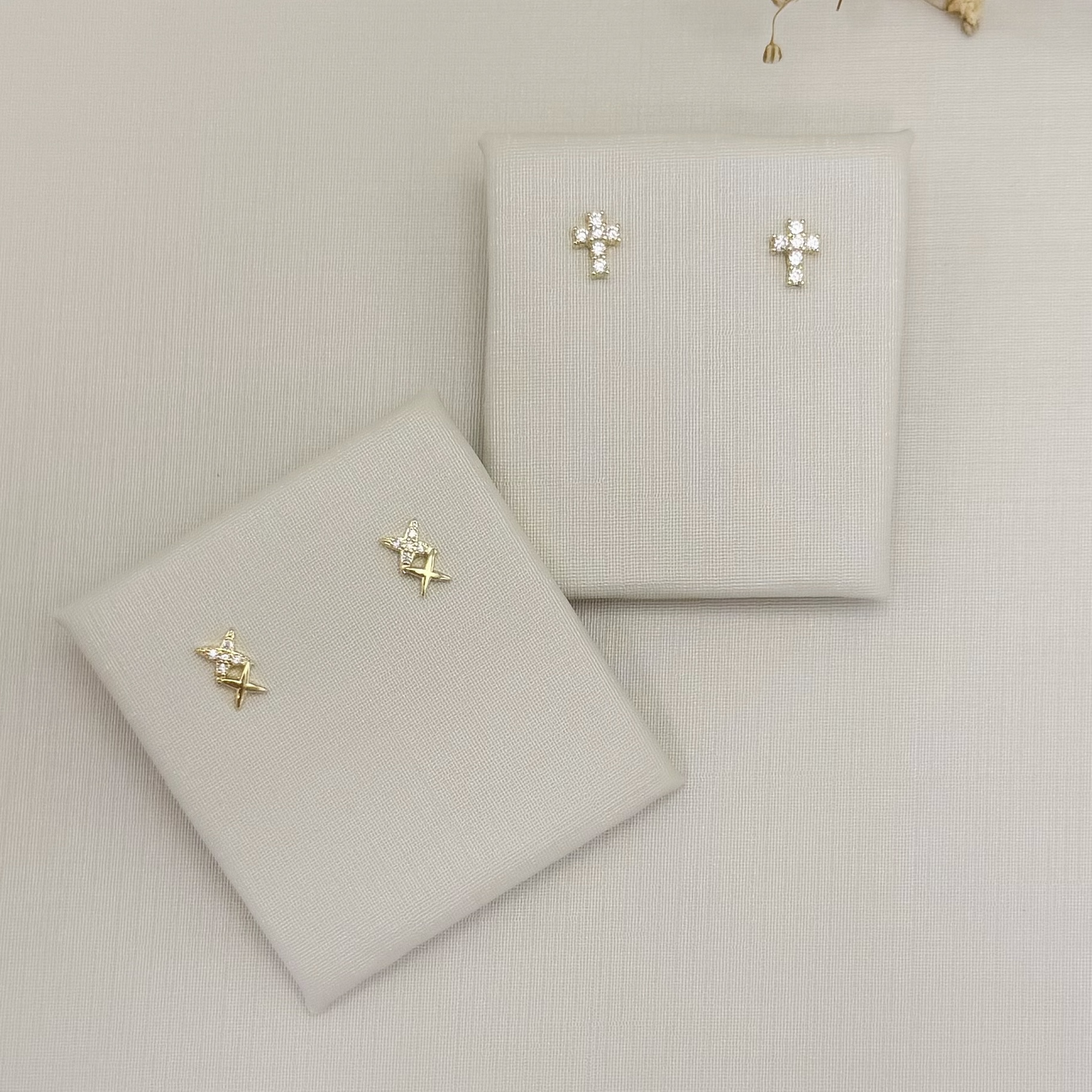 07.2802.1.O - Brinco com dois X, um embaixo do outro, primeiro X cravejado e segundo X liso