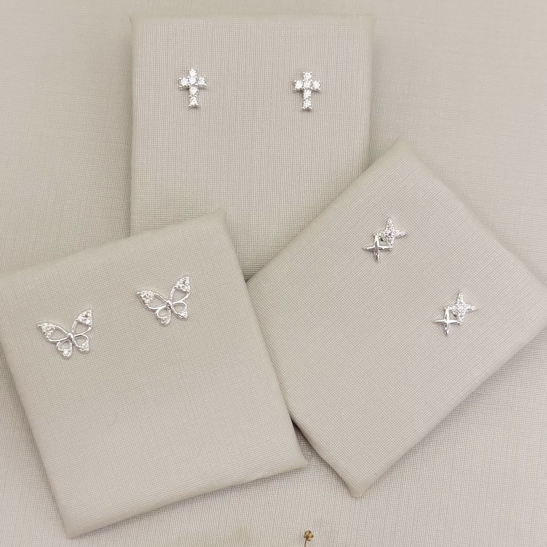 07.2802.1.S - Brinco com dois X, um embaixo do outro, primeiro X cravejado e segundo X liso