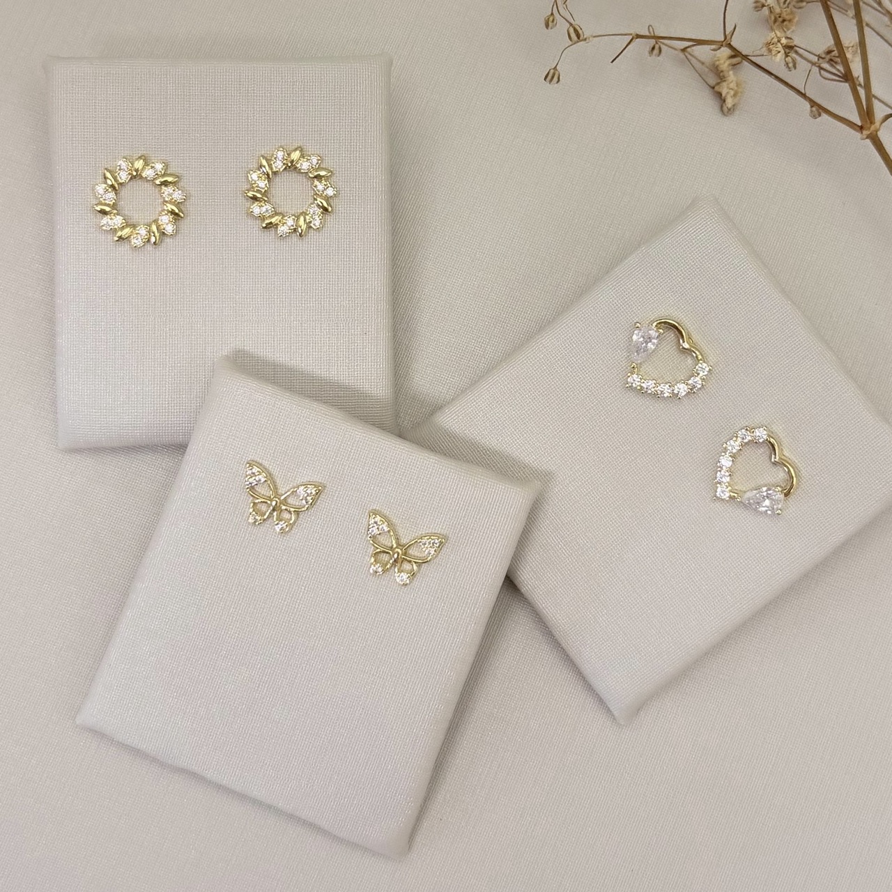 07.2803.1.O - Brinco silhueta de círculo com navetes intercalados entre cravejado e liso, guirlanda.