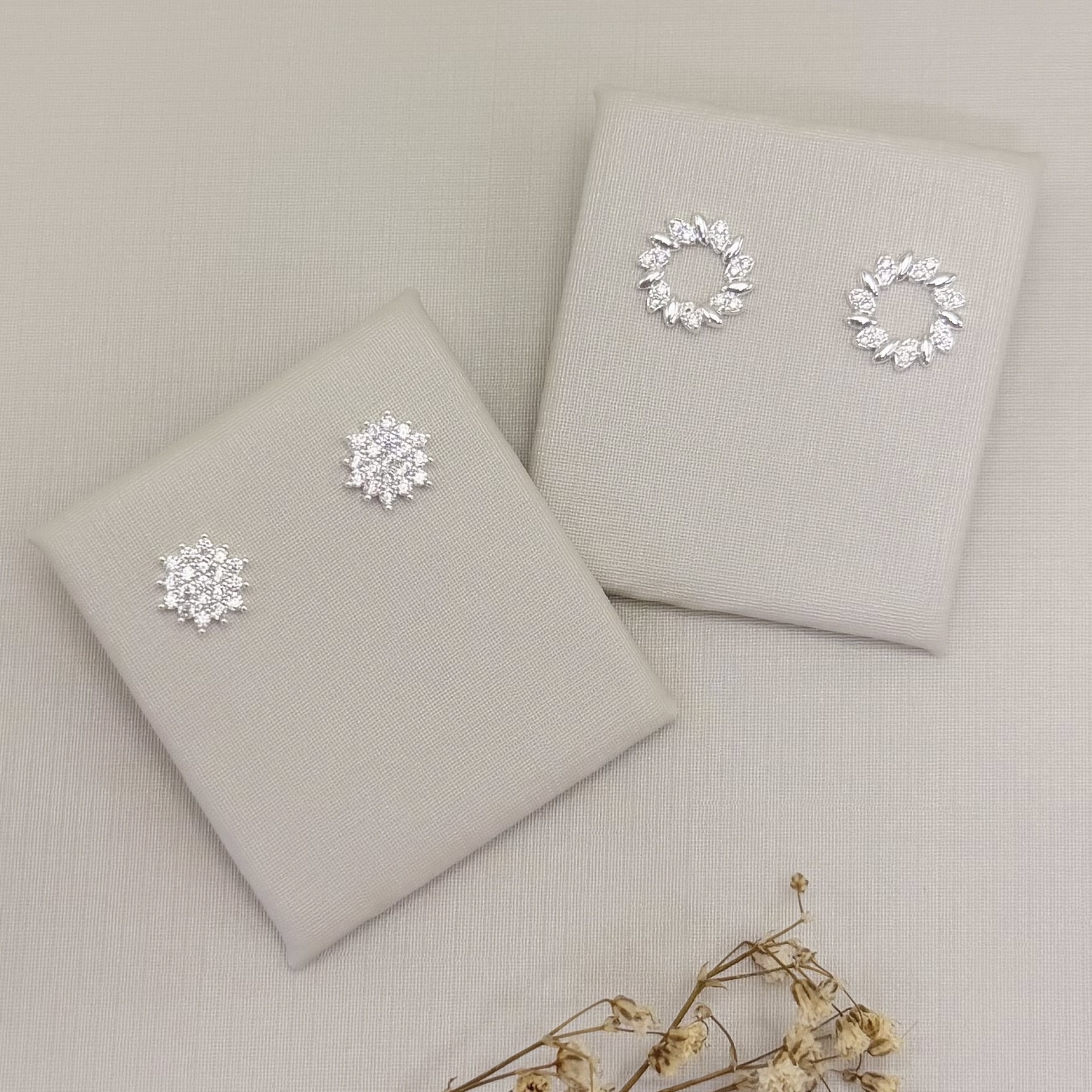 07.2803.1.S - Brinco silhueta de círculo com navetes intercalados entre cravejado e liso, guirlanda.