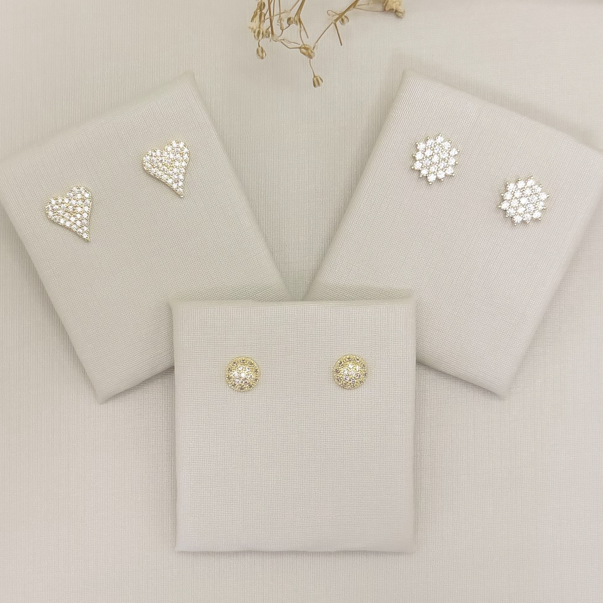 07.2804.1.O - Brinco de coração cravejado com ponta embaixo mais alongada.