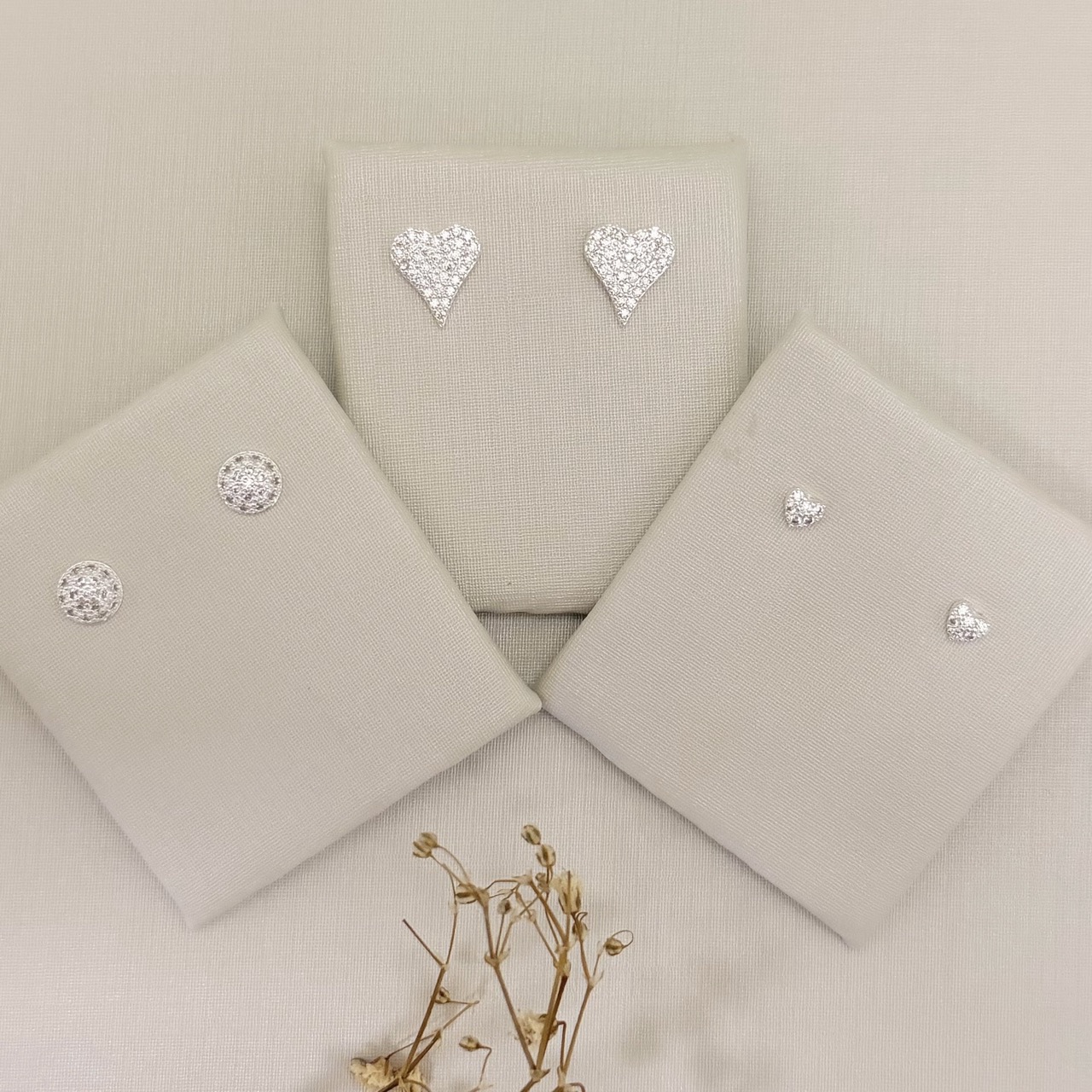 07.2804.1.S - Brinco de coração cravejado com ponta embaixo mais alongada.