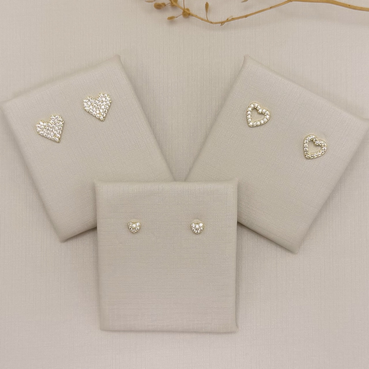 07.2805.1.O - Brinco silhueta de coração cravejado 7,2x7,4mm