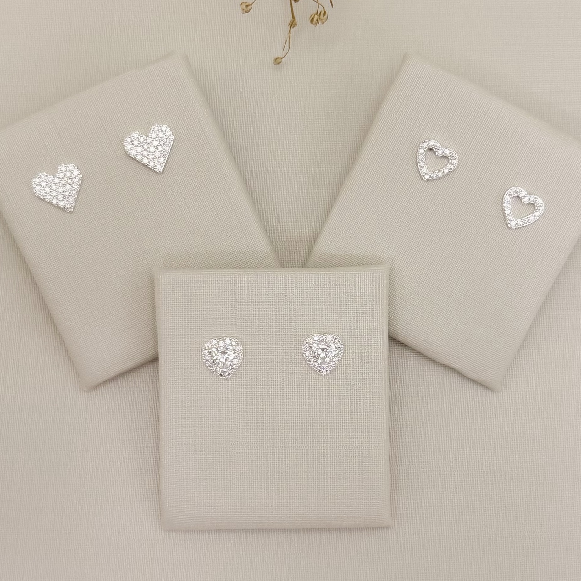 07.2805.1.S - Brinco silhueta de coração cravejado 7,2x7,4mm