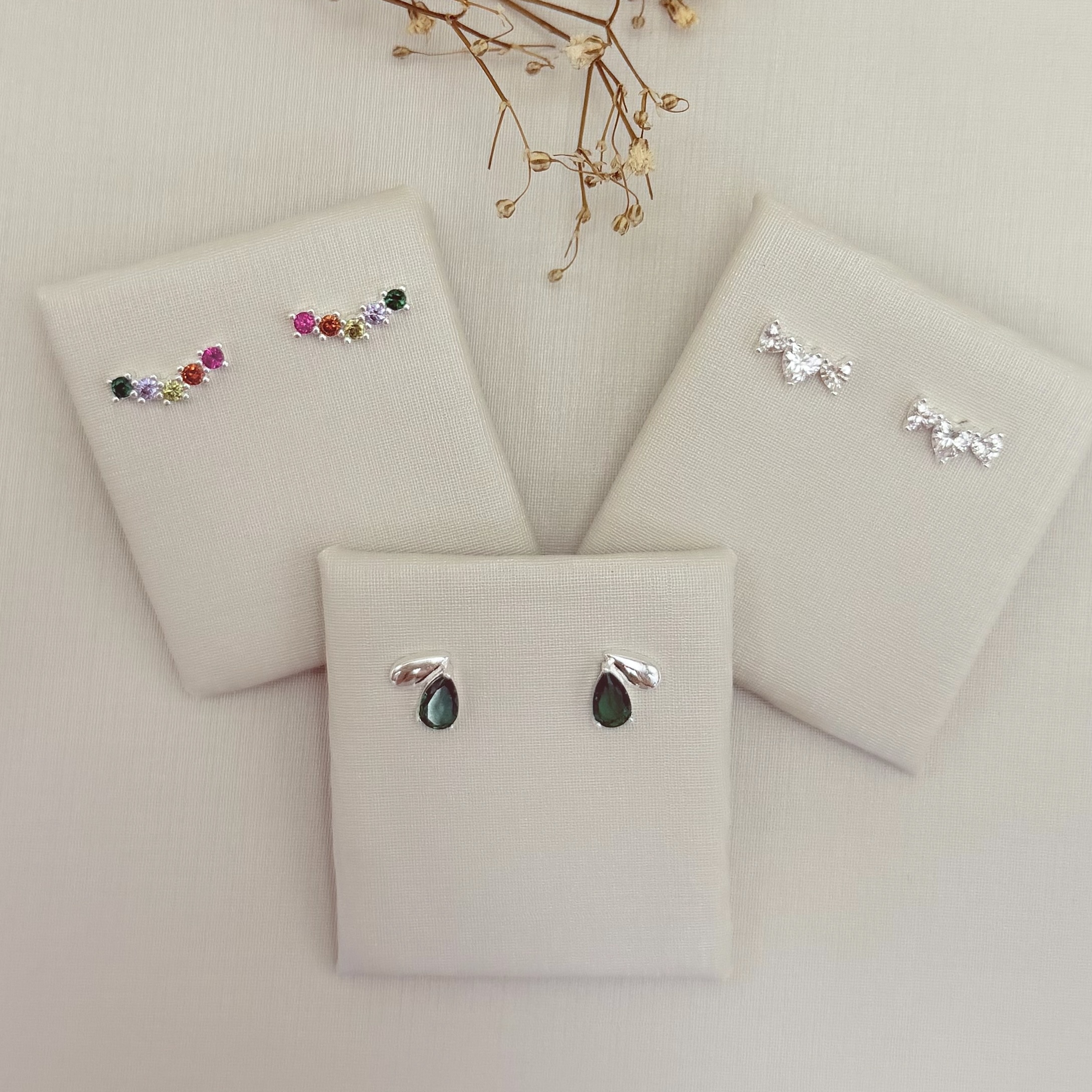 07.2806.5.S - Brinco duas gotas, uma lisa e outra verde.