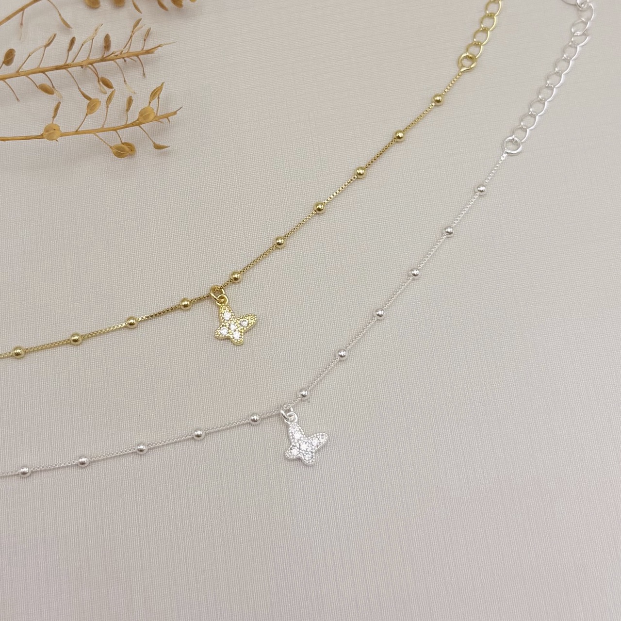 12.2238.1.O - Pulseira infantil veneziana com bolinhas e pingente de mini borboleta cravejada.