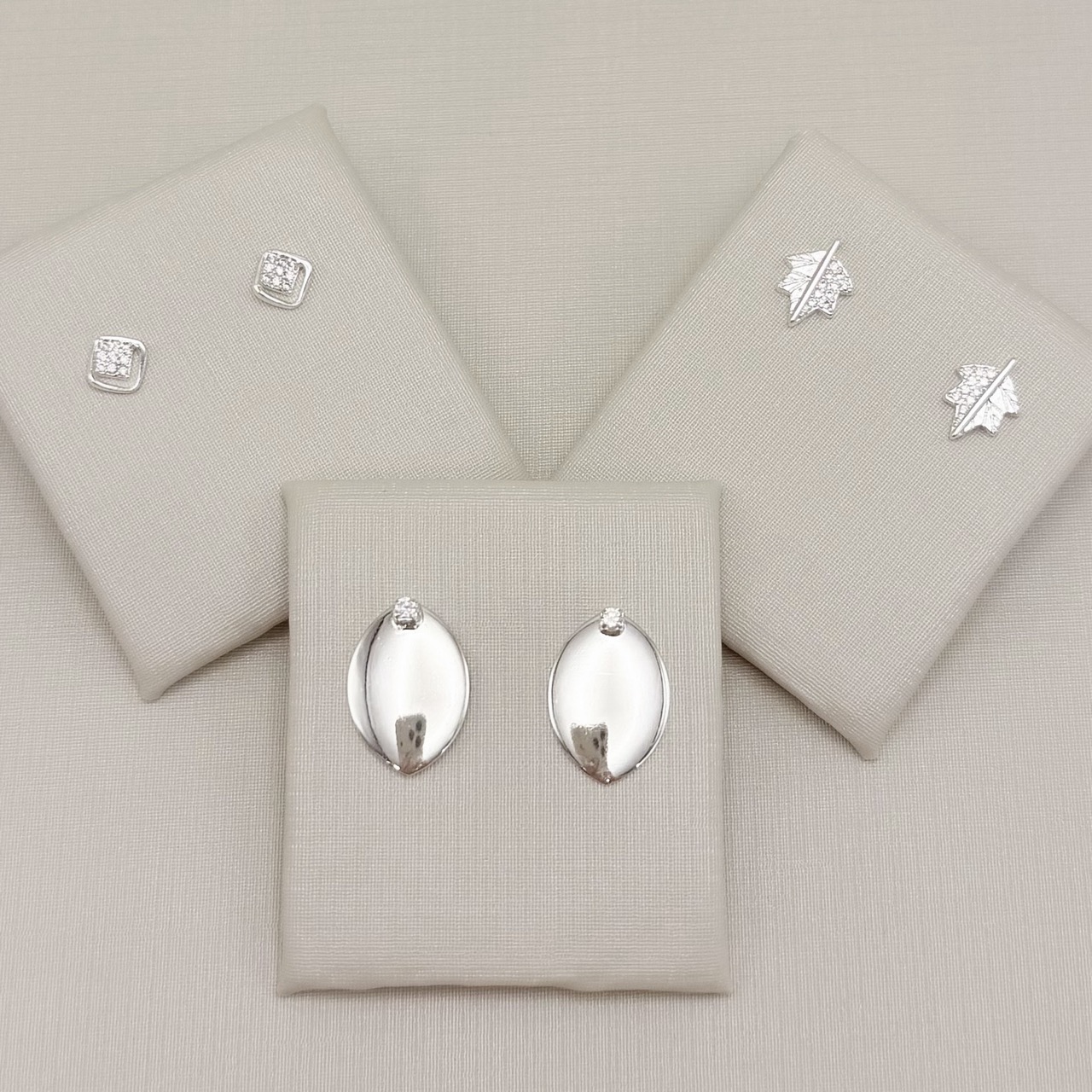 07.2812.1.S - Brinco navete liso com um ponto de luz em cima.