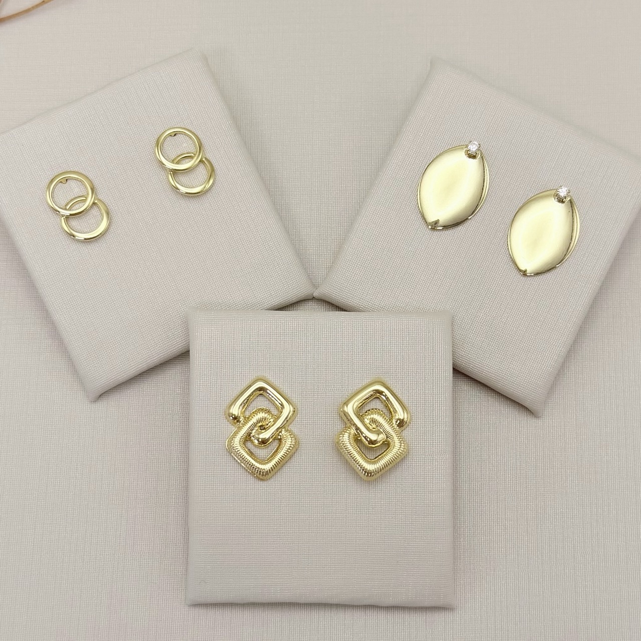 07.2813.0.O - Brinco dois círculos silhueta lisa.