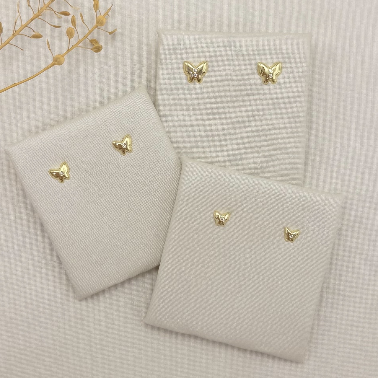 07.2817.1.O - Brinco de borboleta lisa com uma zircônia no centro, menor de três.