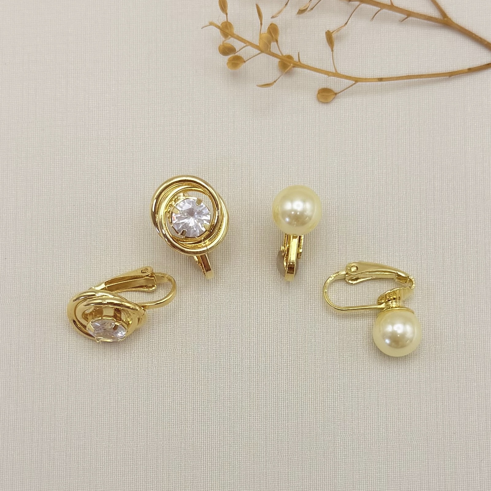 07.2808.1.O - Brinco de pressão dois círculos enlaçados lisos com zircônia 6mm no centro