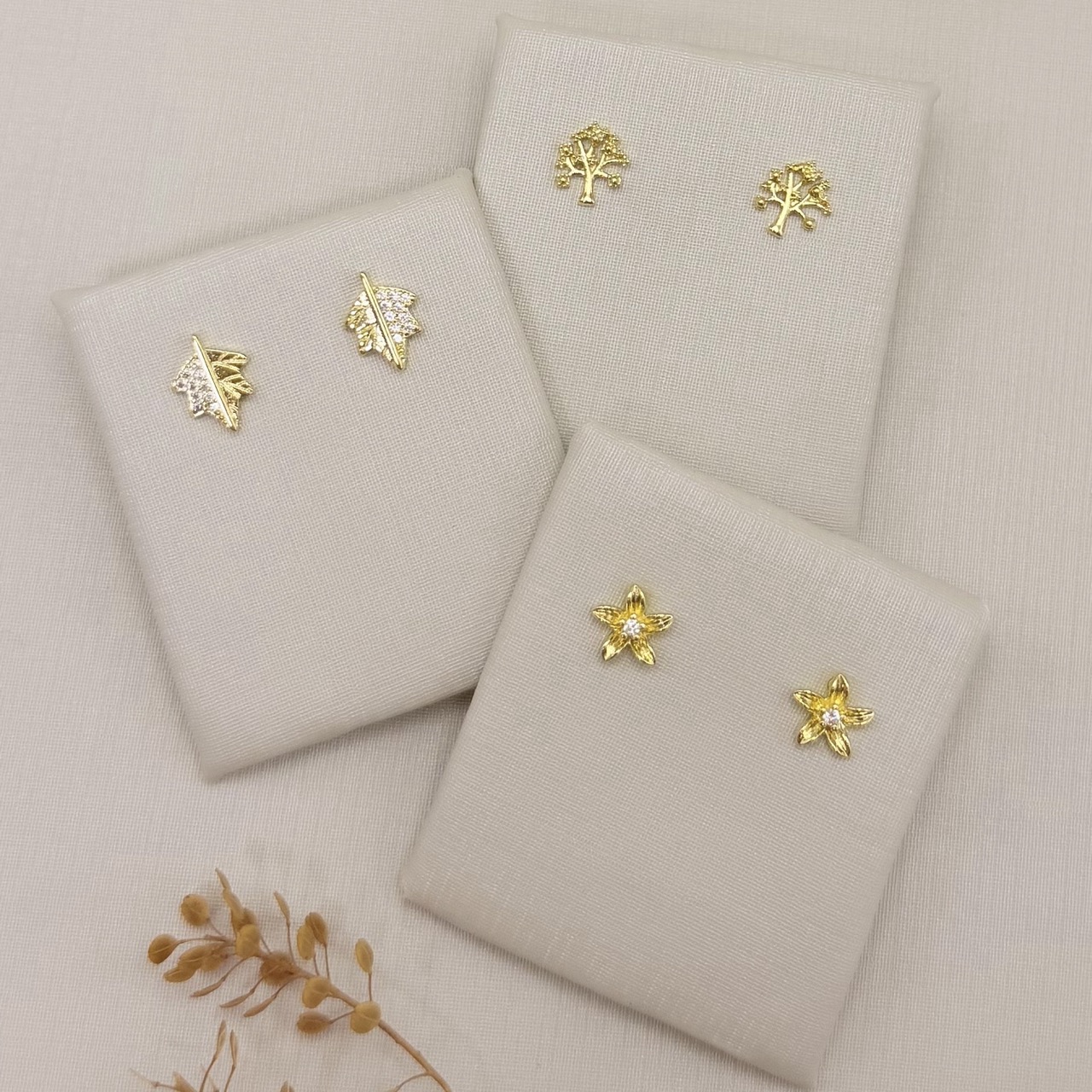 07.2820.1.O - Brinco flor pequena de cinco pétalas e zircônia no centro.