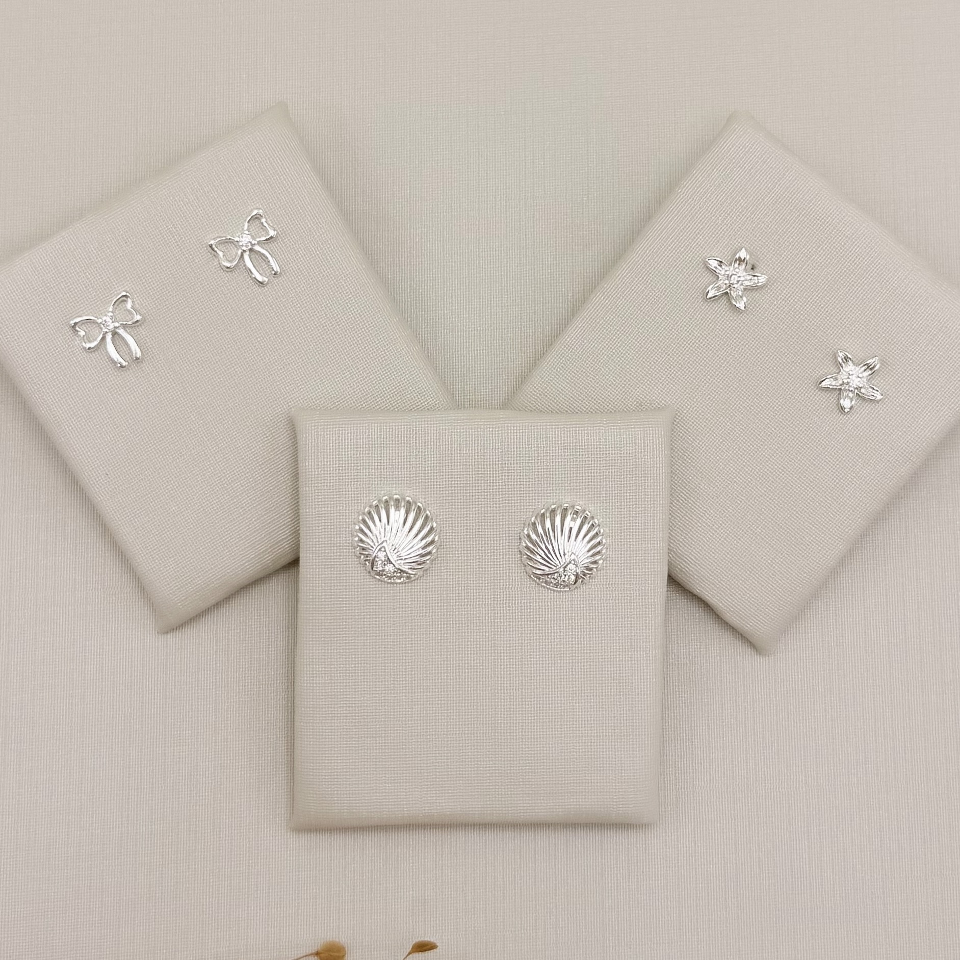 07.2820.1.S - Brinco flor pequena de cinco pétalas e zircônia no centro.