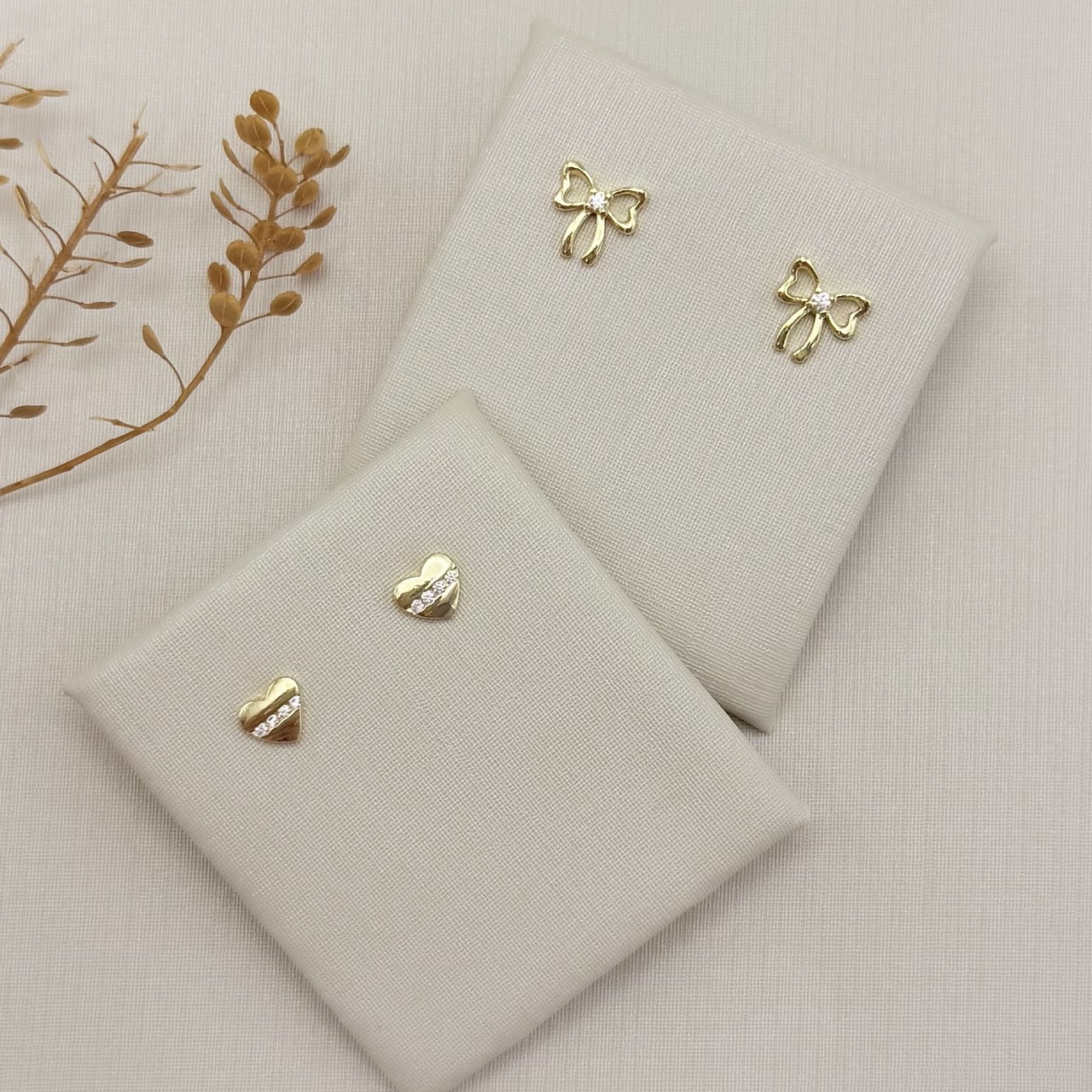 07.2821.1.O - Brinco de coração liso 5x6mm com uma linha de zircônias na horizontal