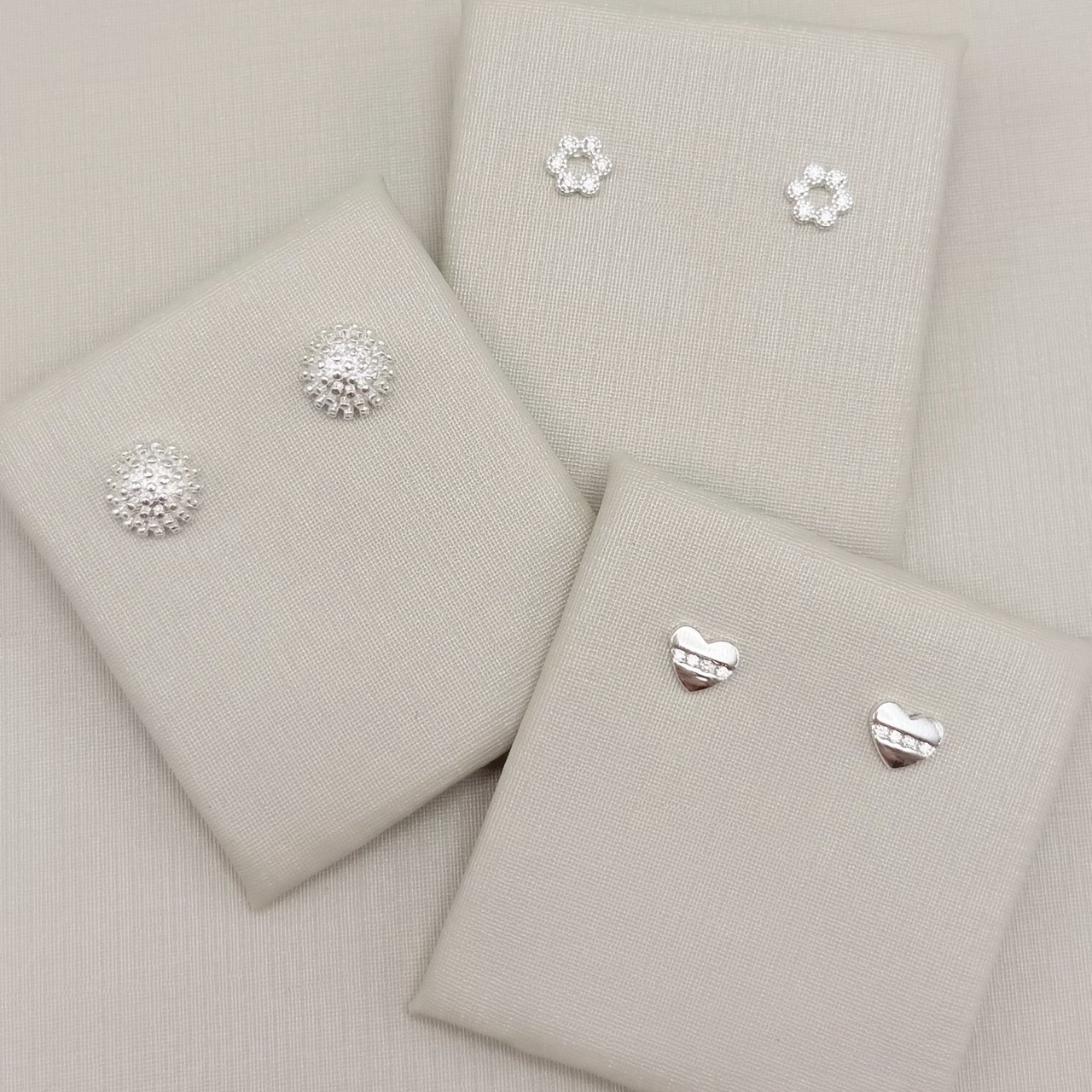 07.2821.1.S - Brinco de coração liso 5x6mm com uma linha de zircônias na horizontal