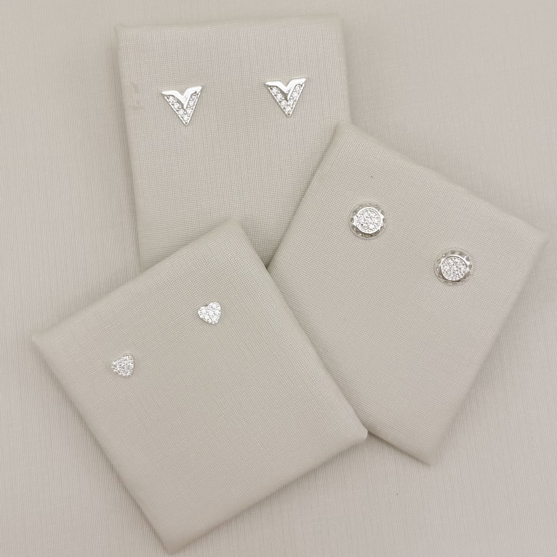 07.2822.1.S - Brinco mini coração cravejado, frente reta.