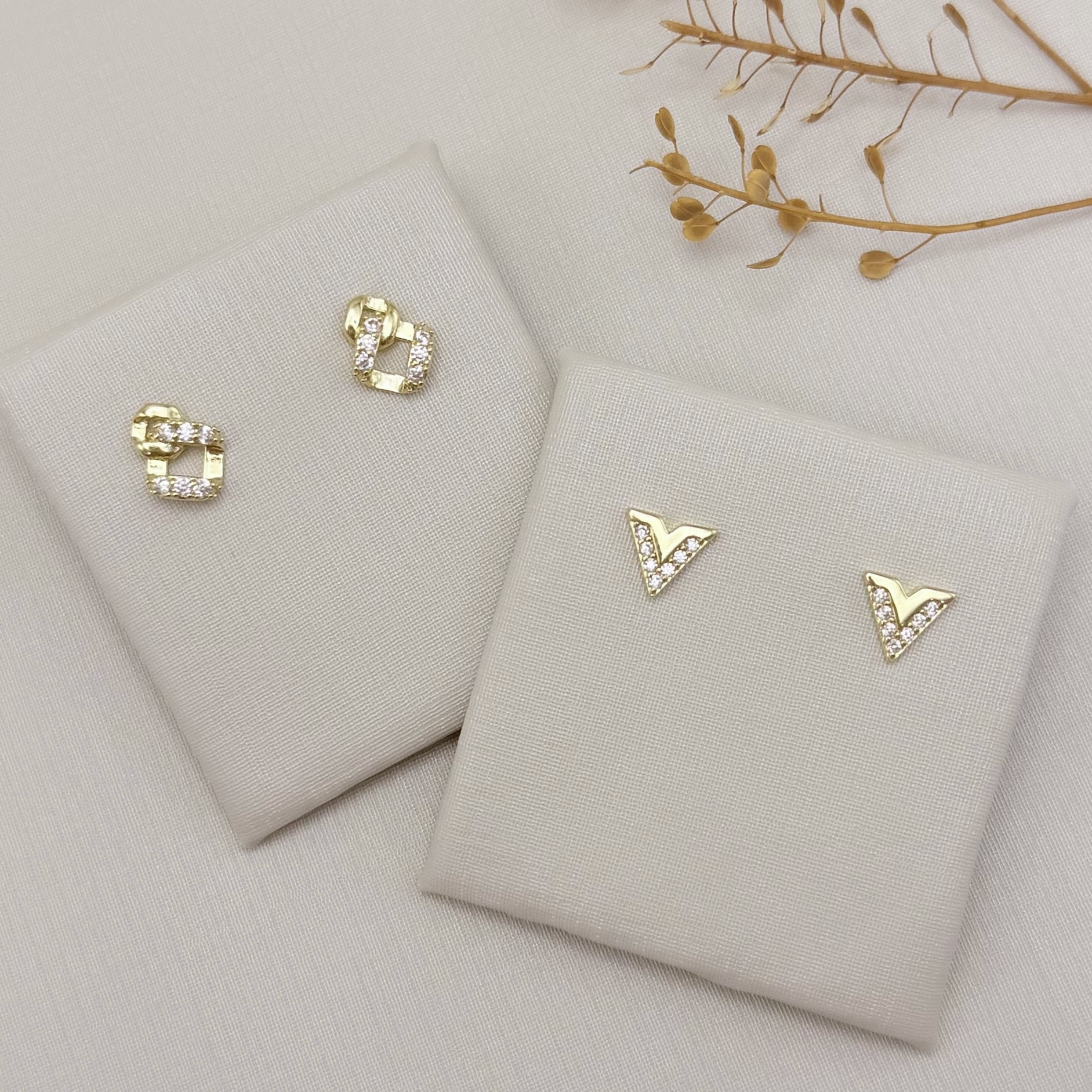 07.2824.1.O - Brinco inspiração Mulher Maravilha cravejado